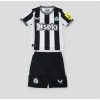 Newcastle United Heimtrikot 2023-24 Kurzarm (+ kurze hosen)